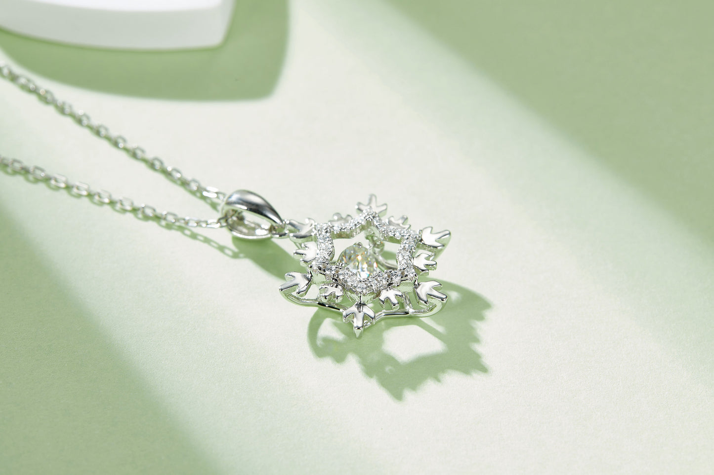 Snowflake-Shaped Moissanite Diamond Pendant Necklace
